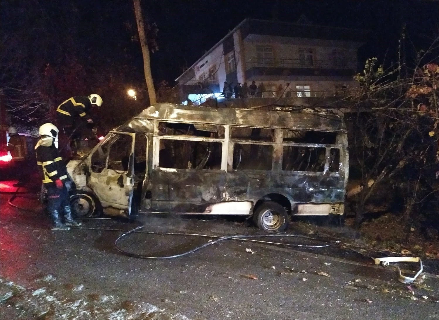 9 öğrenciyi taşıyan servis alev topuna döndü