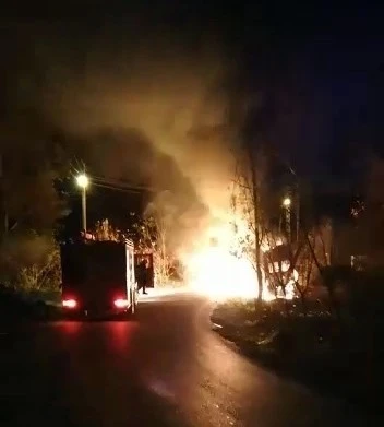 9 öğrenciyi taşıyan servis alev topuna döndü