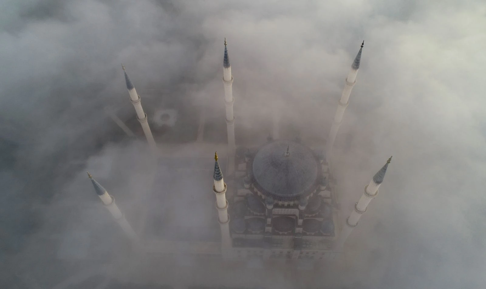 Merkez Camii'nde sis manzarası etkiledi
