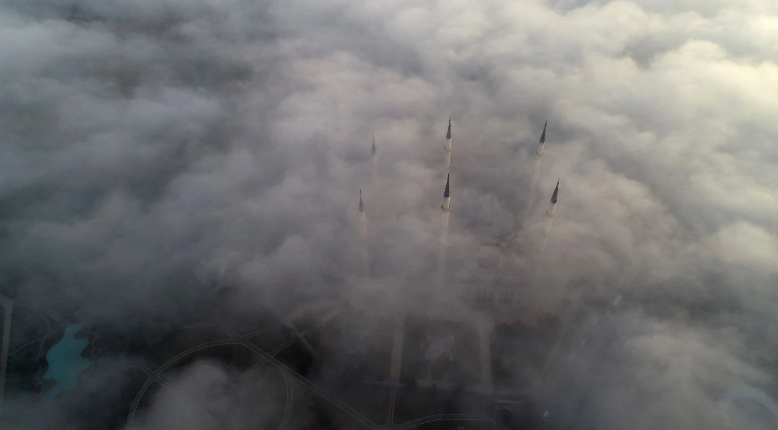 Merkez Camii'nde sis manzarası etkiledi