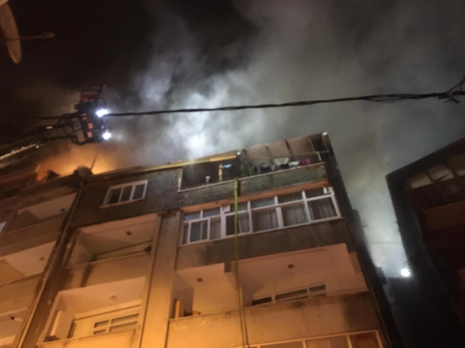 4 katlı binanın çatı katı alev alev yandı