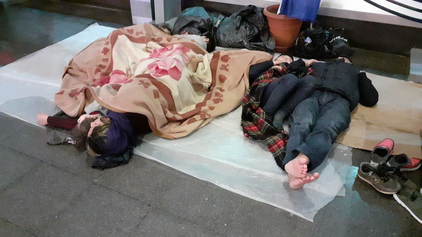 Yüzlerce insan yağmur sırasında terminale sığındı