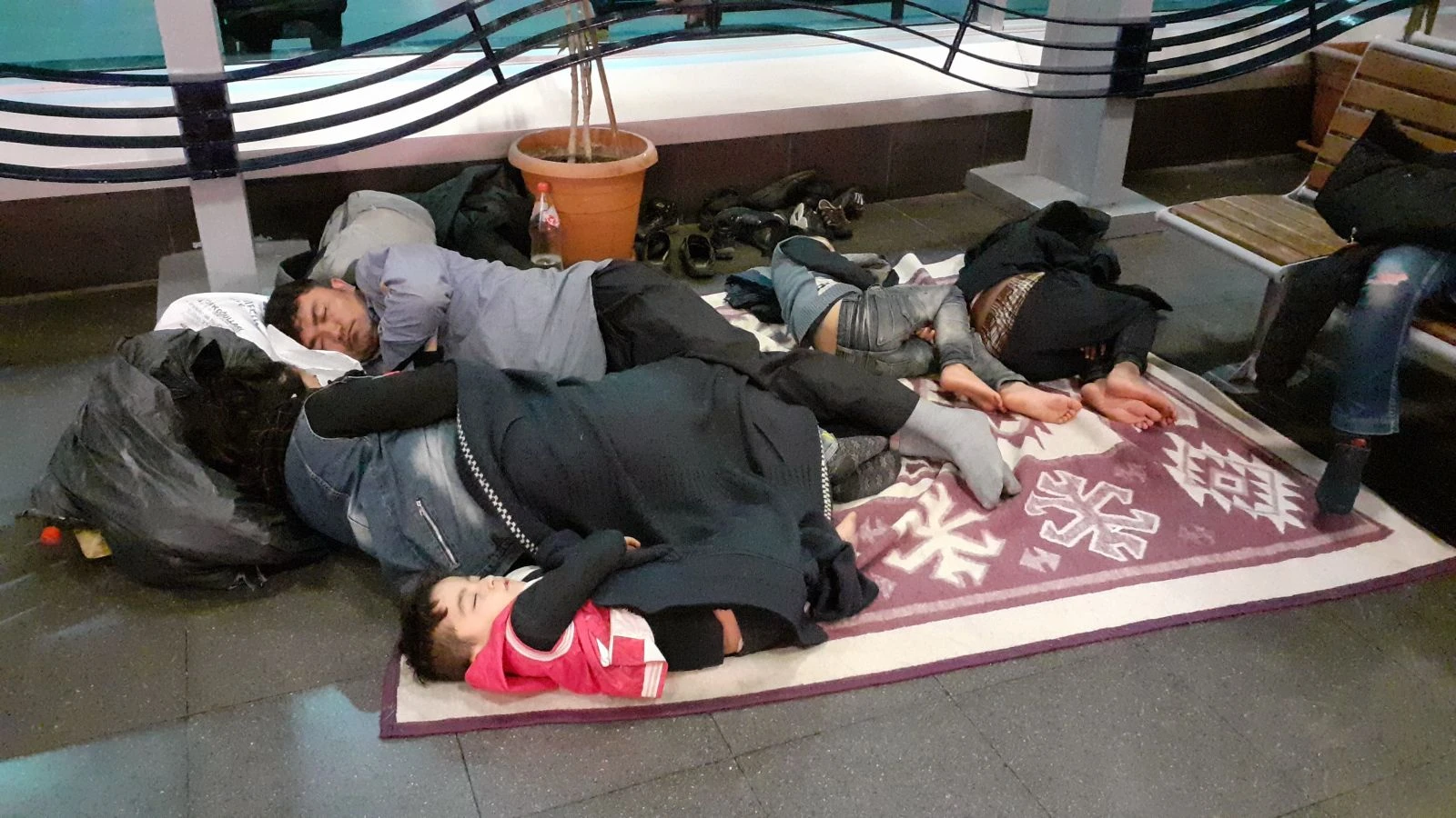 Yüzlerce insan yağmur sırasında terminale sığındı