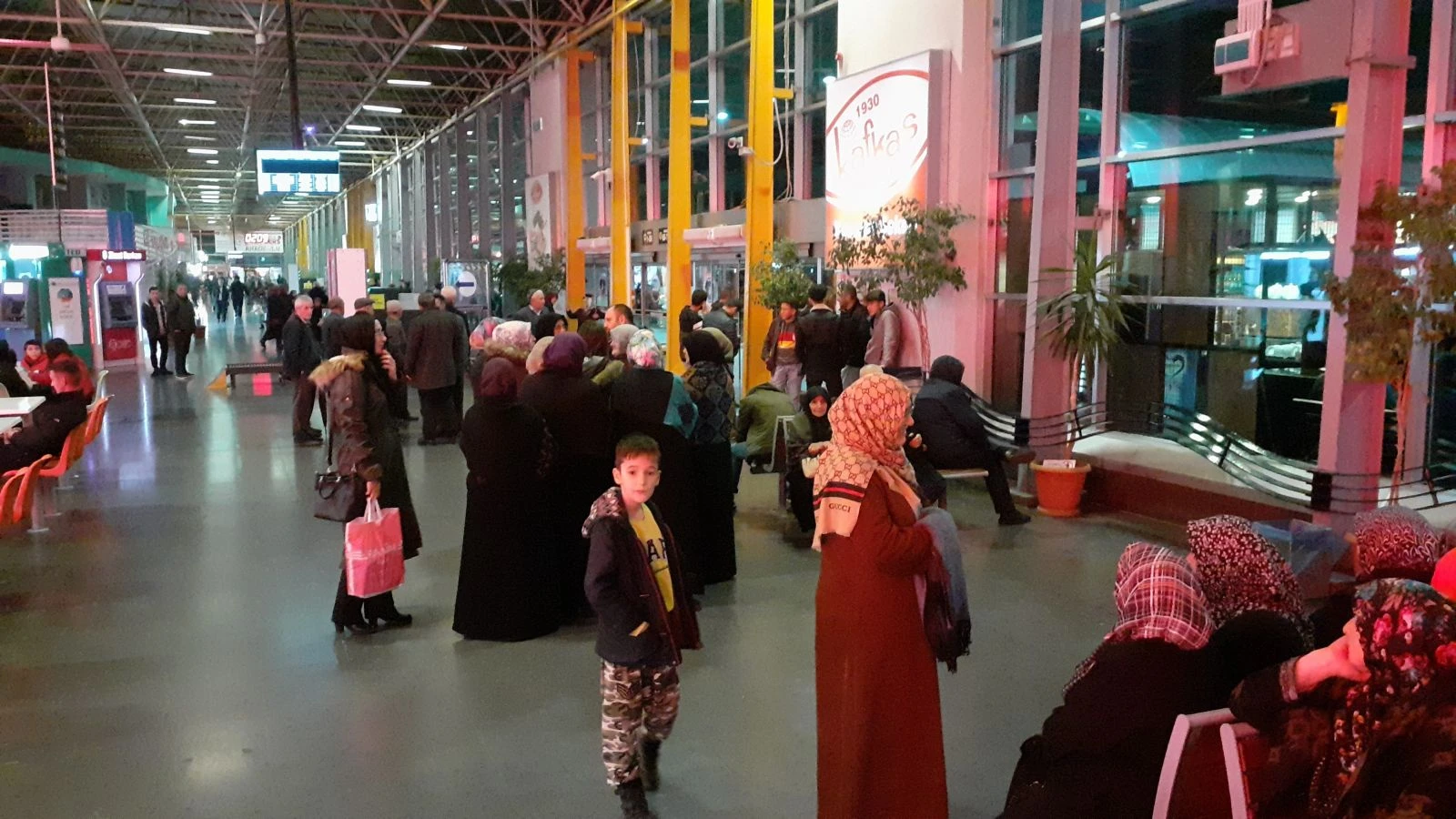 Yüzlerce insan yağmur sırasında terminale sığındı