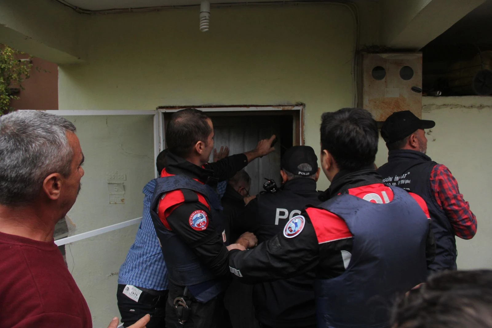 Annesini rehin alan eski boksöre biber gazlı müdahale