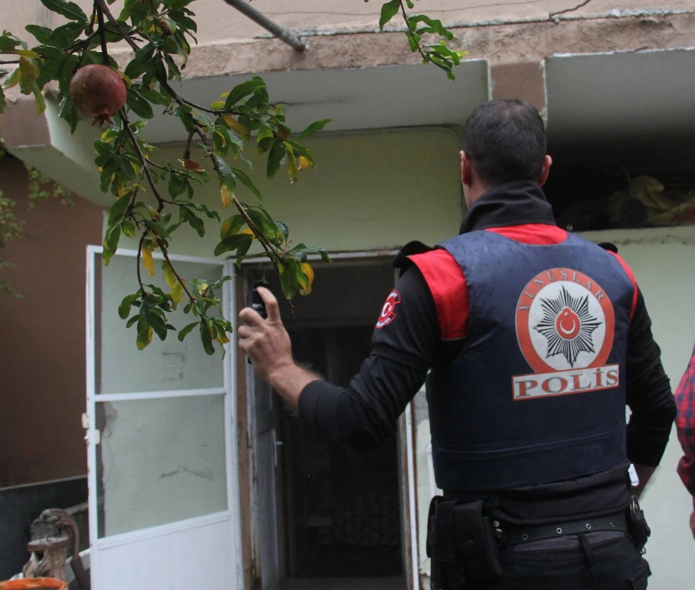 Annesini rehin alan eski boksöre biber gazlı müdahale