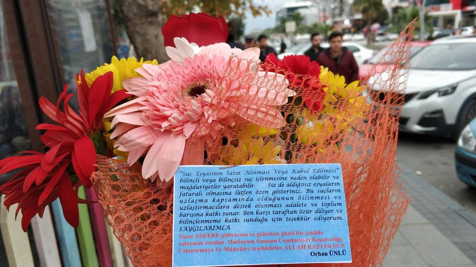 Cezadan kurtulmak için sokakta bedava çiçek dağıttı