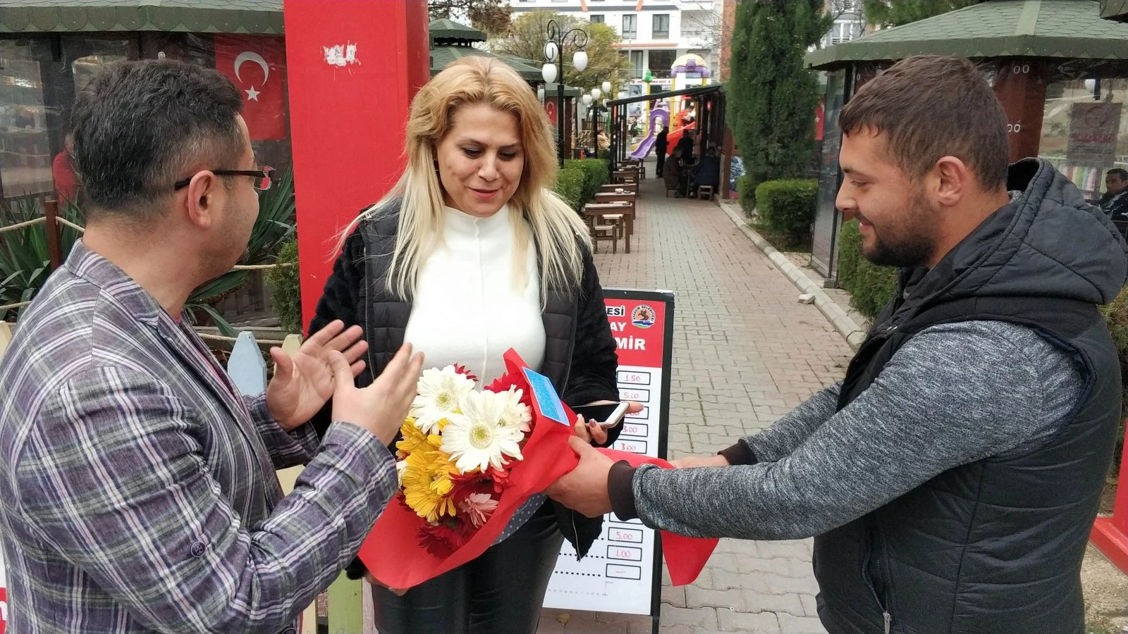 Cezadan kurtulmak için sokakta bedava çiçek dağıttı