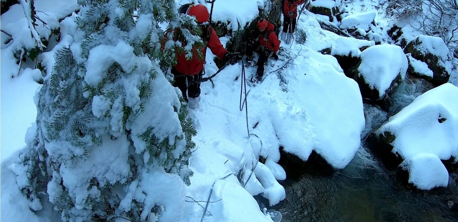 Kayıp 2 dağcıyı aramadık yer bırakmadılar