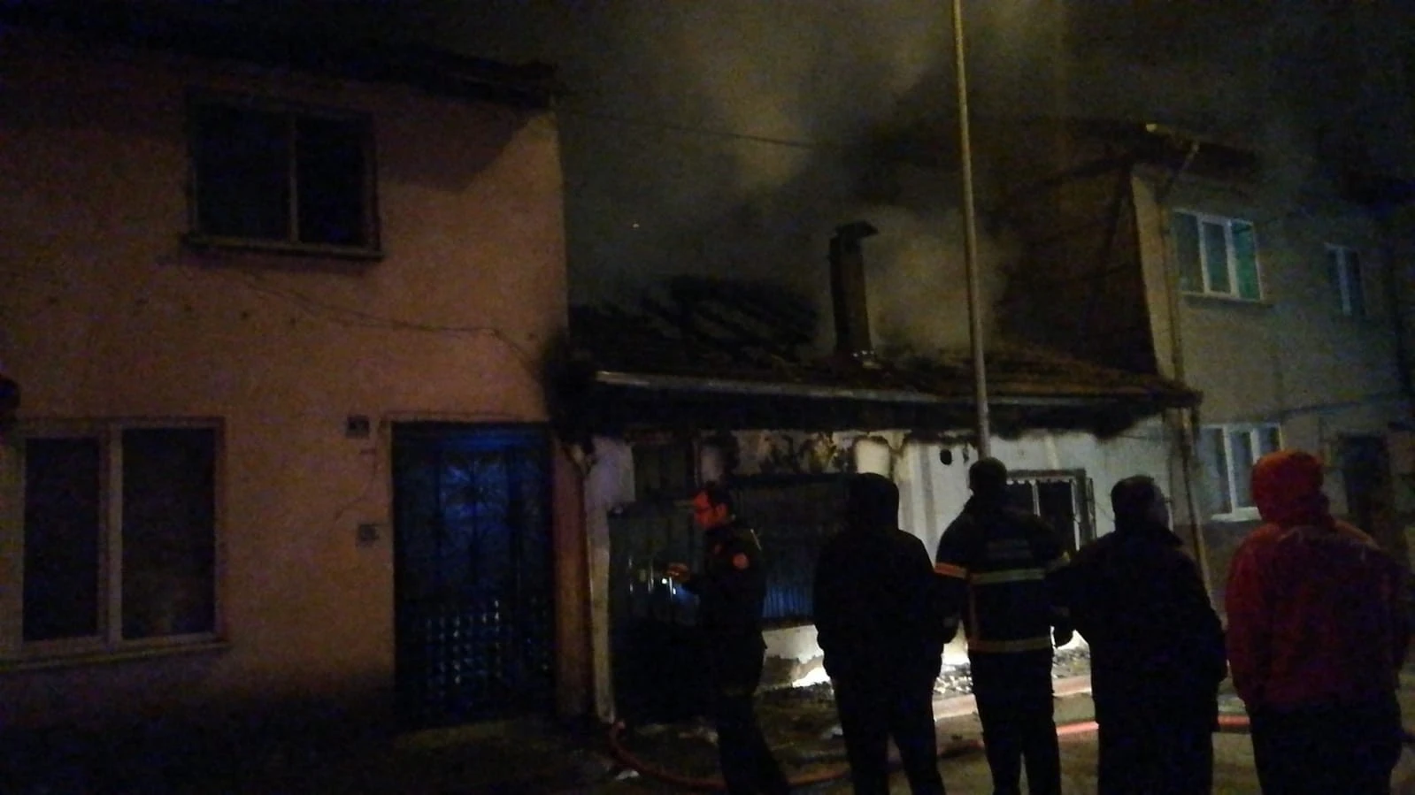 Alevler geceyi aydınlattı