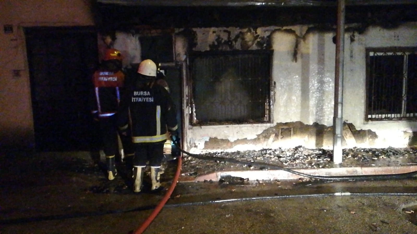 Alevler geceyi aydınlattı