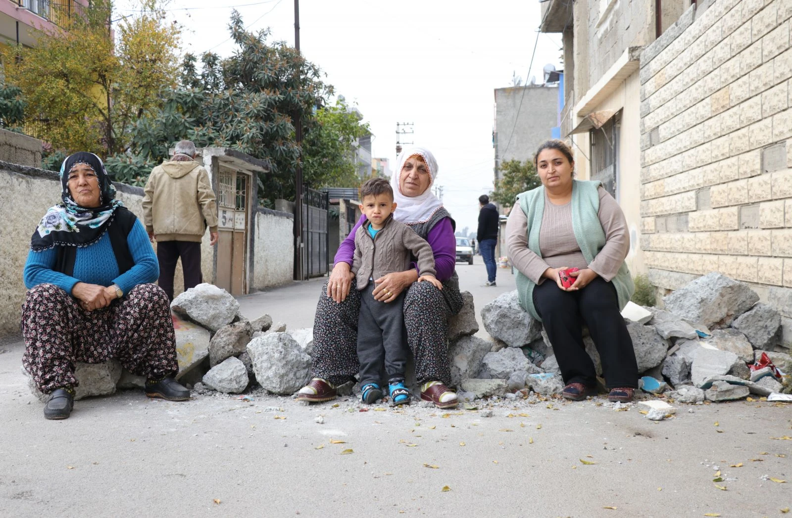 'Çocuklar ölmesin' diye çocuklarıyla yol kapattılar