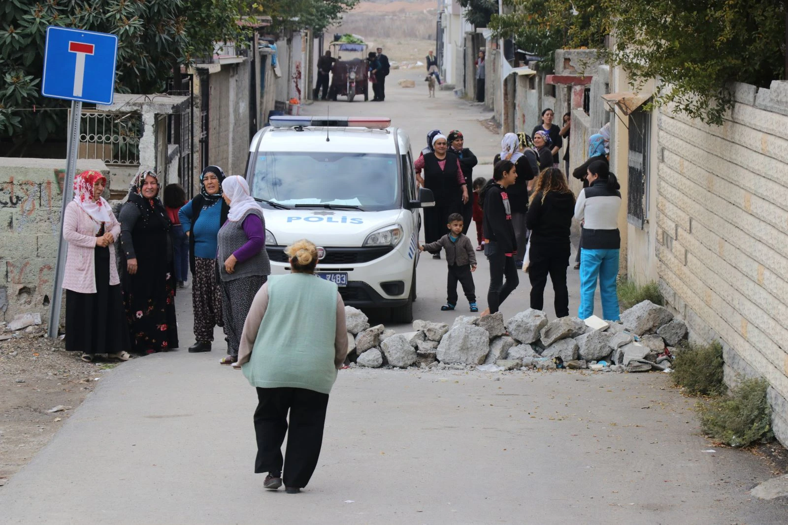 'Çocuklar ölmesin' diye çocuklarıyla yol kapattılar