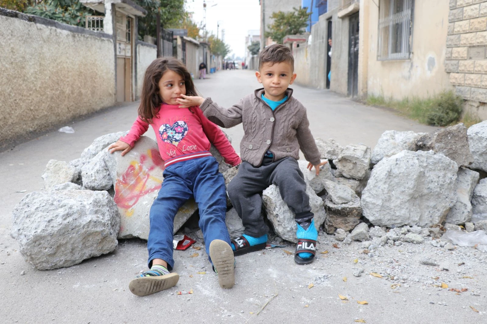 'Çocuklar ölmesin' diye çocuklarıyla yol kapattılar