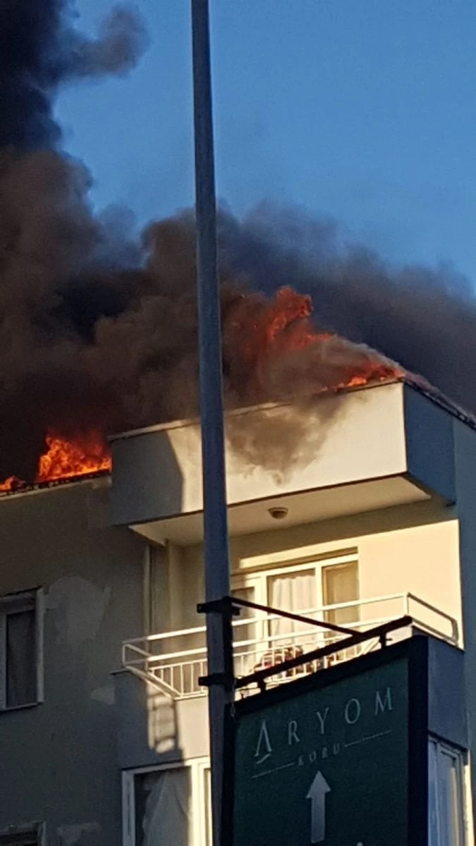 İzmir'de korku dolu anlar! Çatı alev alev yandı