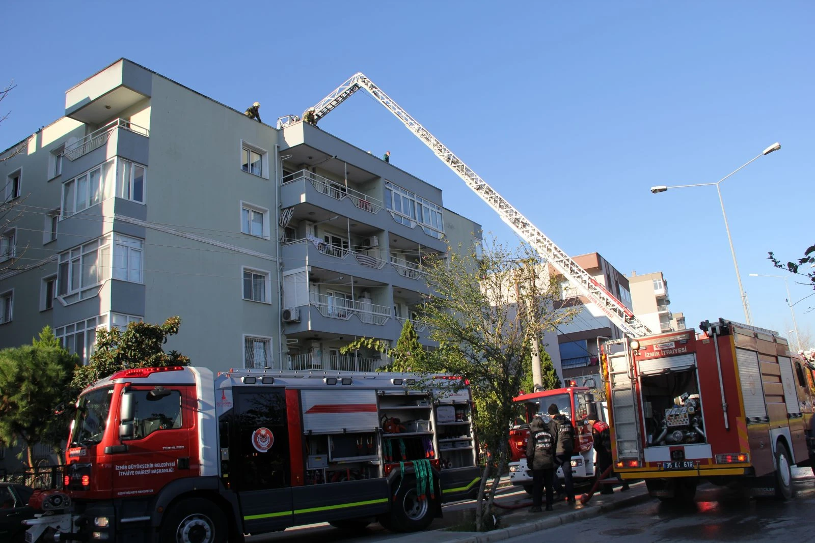 İzmir'de korku dolu anlar! Çatı alev alev yandı