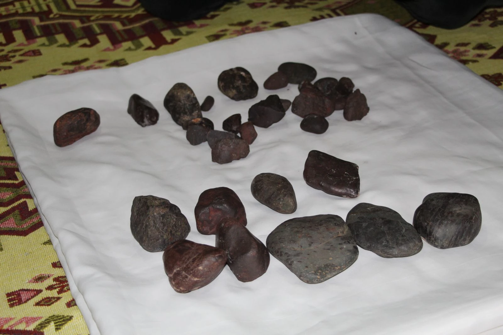 Gök taşı olduğunu iddia ettiği taşlar için 2 milyon istiyor