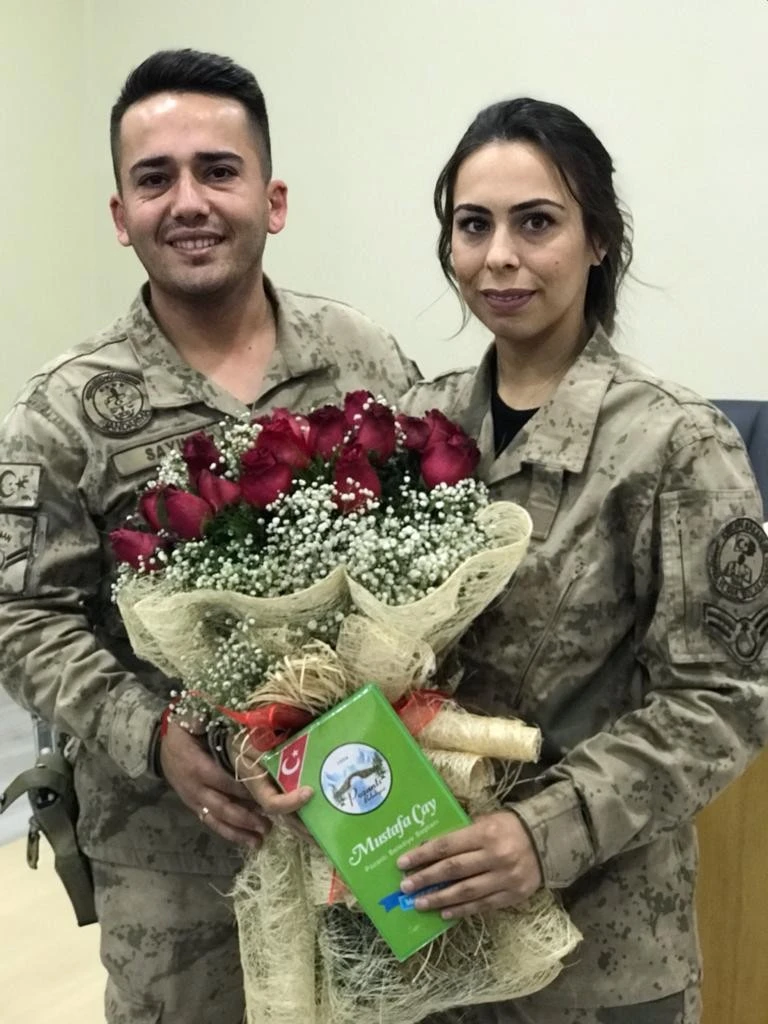 Jandarma çift, dünya evine üniformalarıyla girdi