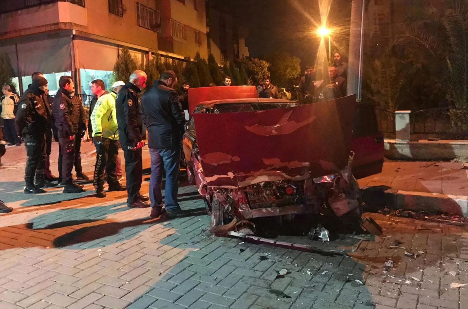 Uygulamadan kaçarken kaza yaptı, aracından cephanelik çıktı