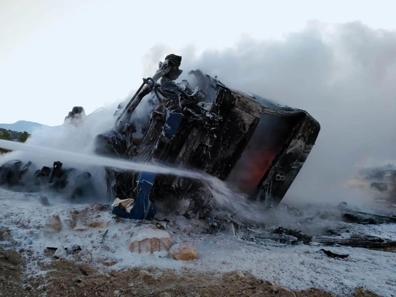 Yanarak hurdaya dönen araçta can pazarı