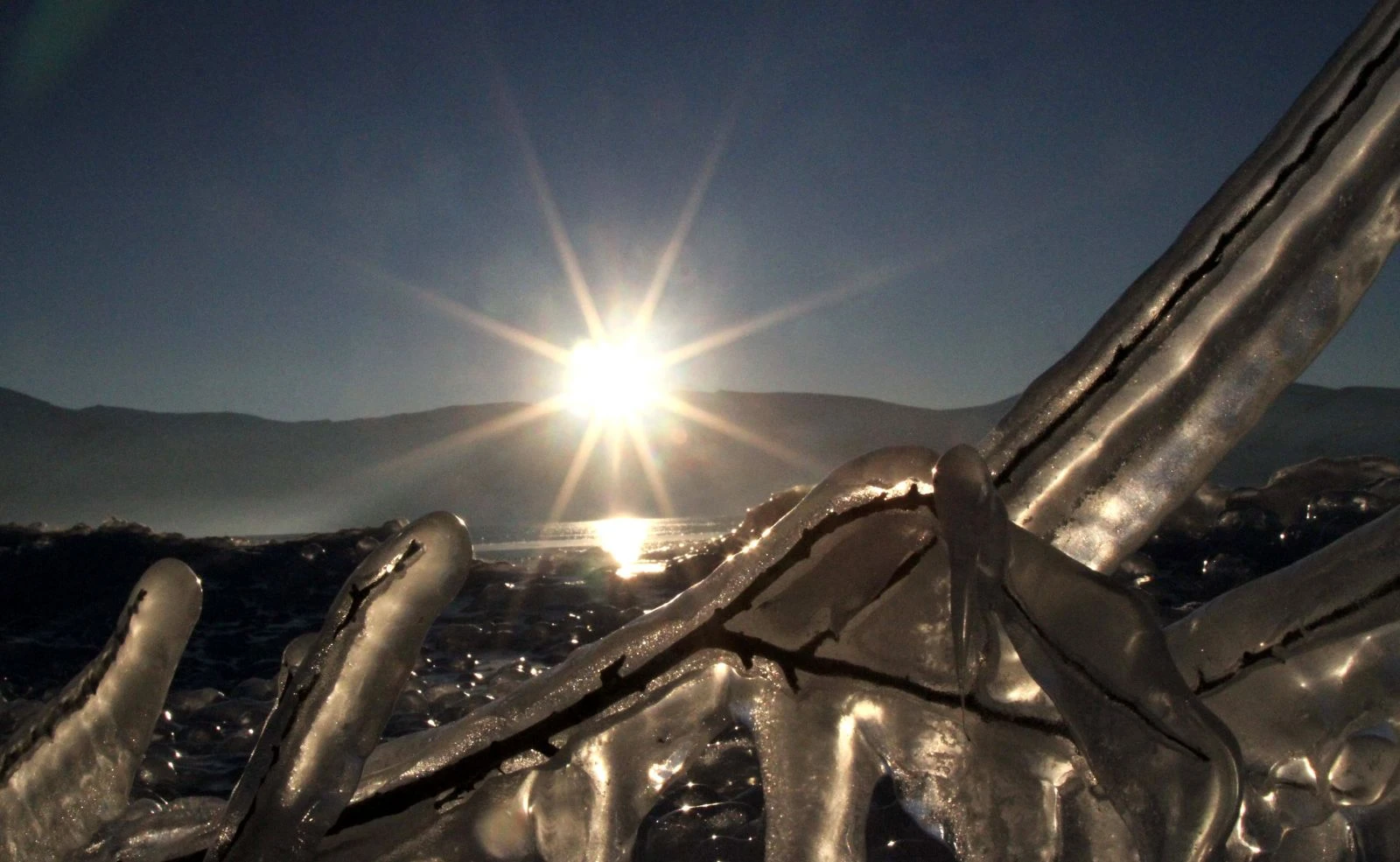 Soğuk hava etkisini artırdı! Su birikintileri buz tuttu