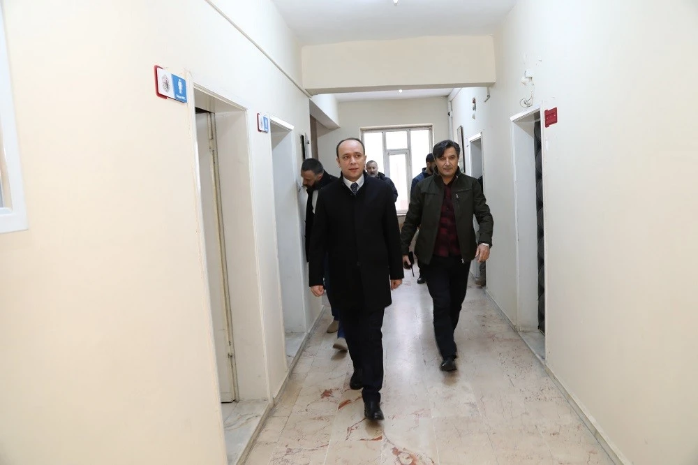 Başkale belediyesi'ne atanan kayyum göreve başladı