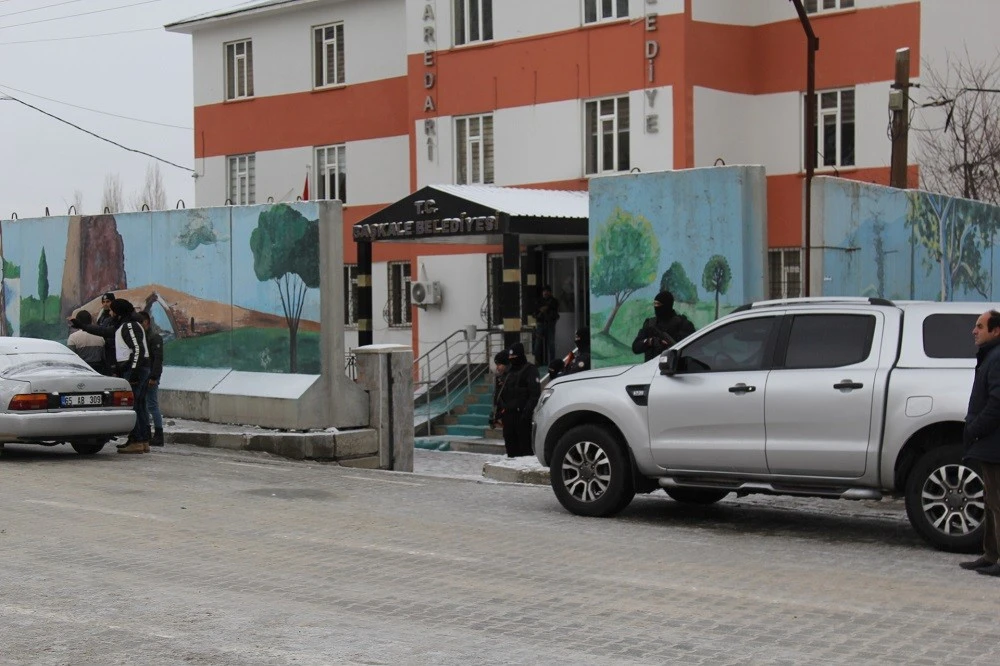 Başkale belediyesi'ne atanan kayyum göreve başladı