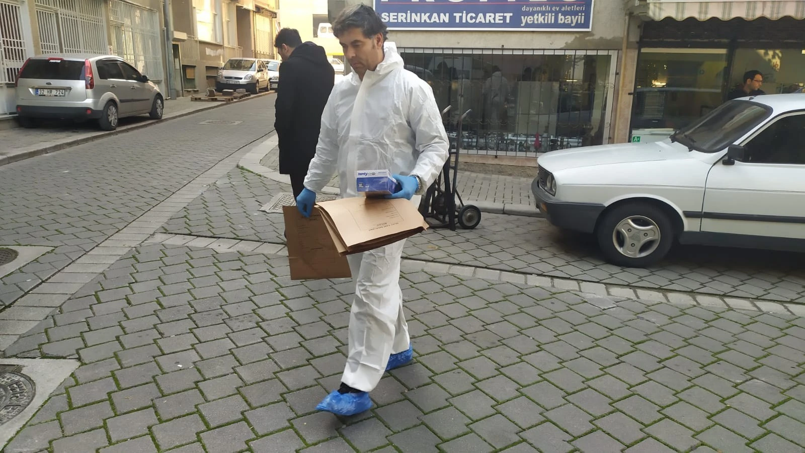 Yabancı uyruklu şahıs 2 arkadaşını yataklarında uyurken öldürdü