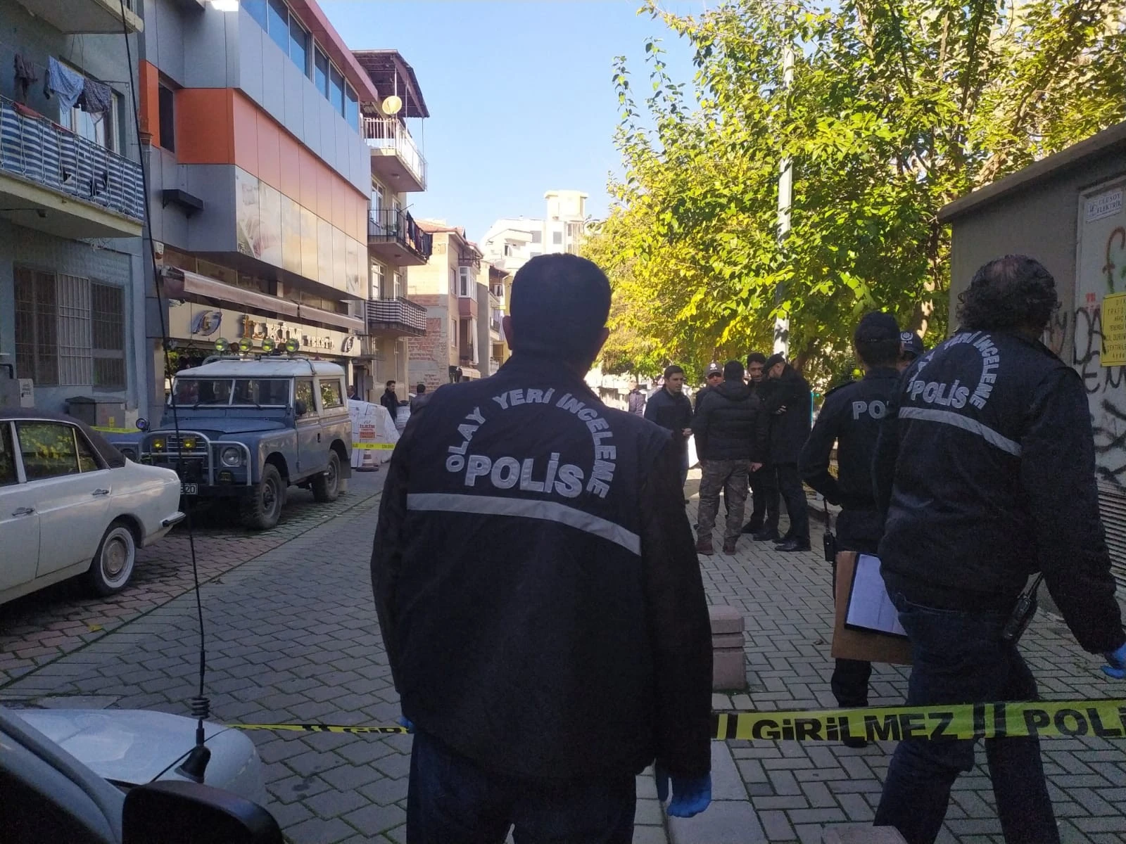 Yabancı uyruklu şahıs 2 arkadaşını yataklarında uyurken öldürdü