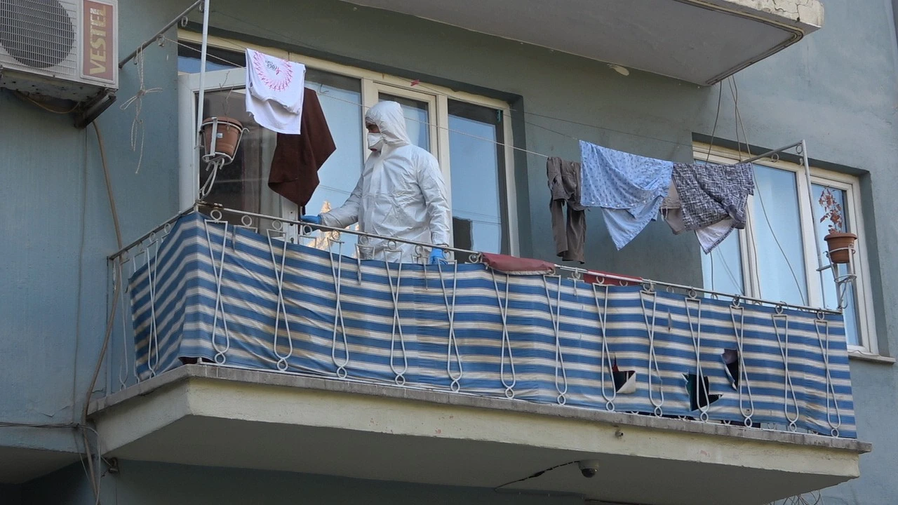 Yabancı uyruklu şahıs 2 arkadaşını yataklarında uyurken öldürdü