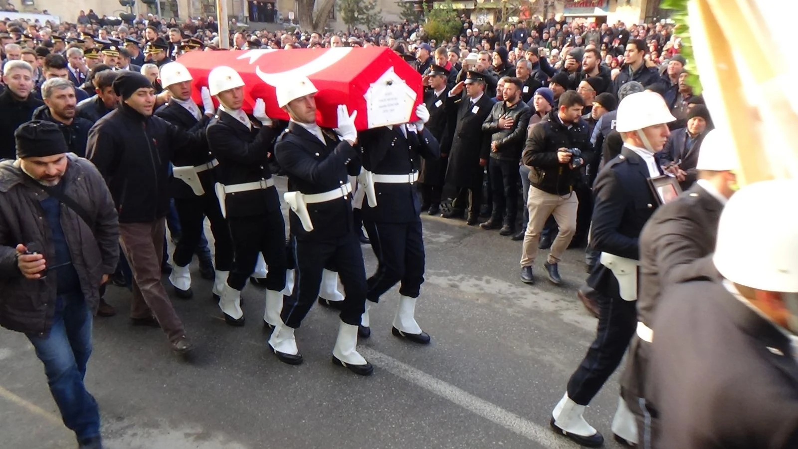 Şehit polis son yolculuğuna uğurlandı