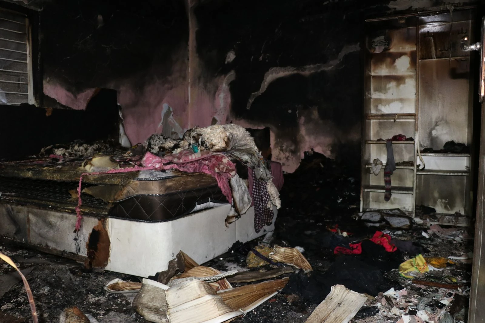 Evleri yanan çiftin gözyaşları