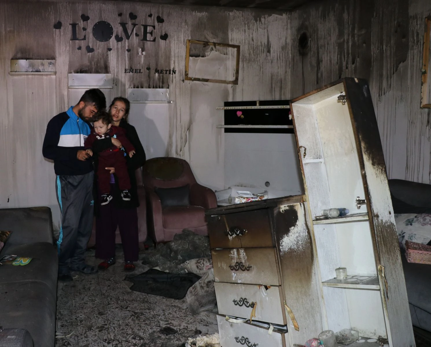 Evleri yanan çiftin gözyaşları