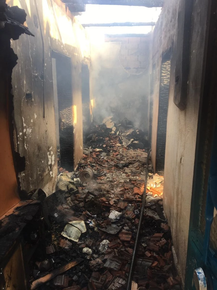 Küçük tüpte pişirilen çay evi küle çevirdi