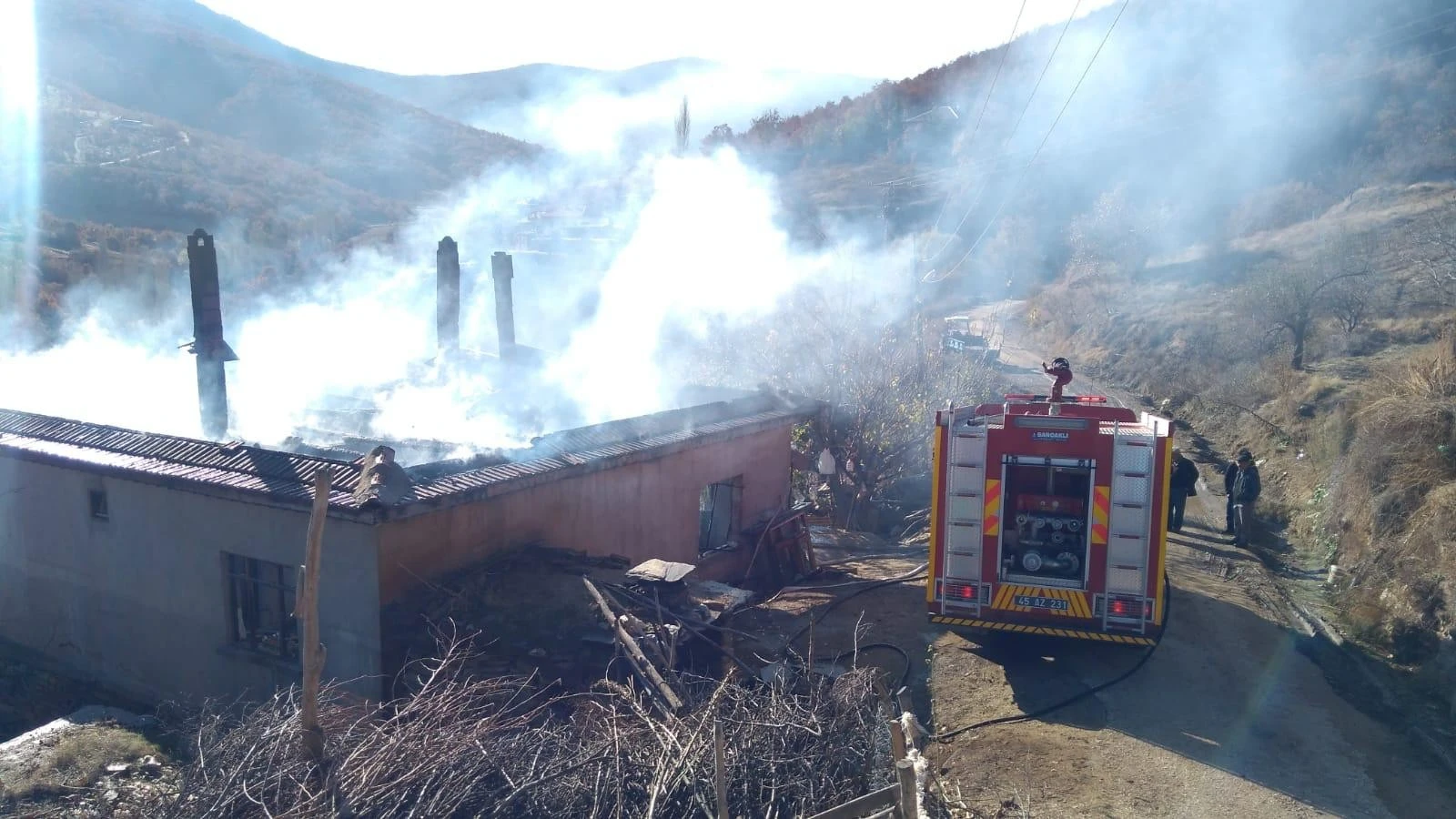 Küçük tüpte pişirilen çay evi küle çevirdi