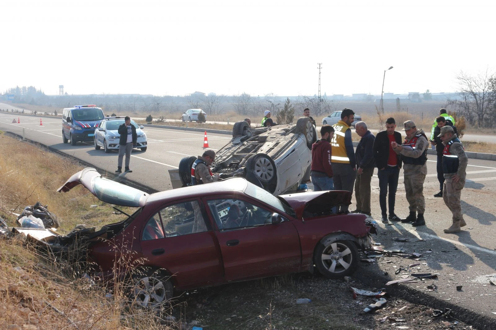 Otomobiller kafa kafaya çarpıştı: 1'i ağır 3 yaralı