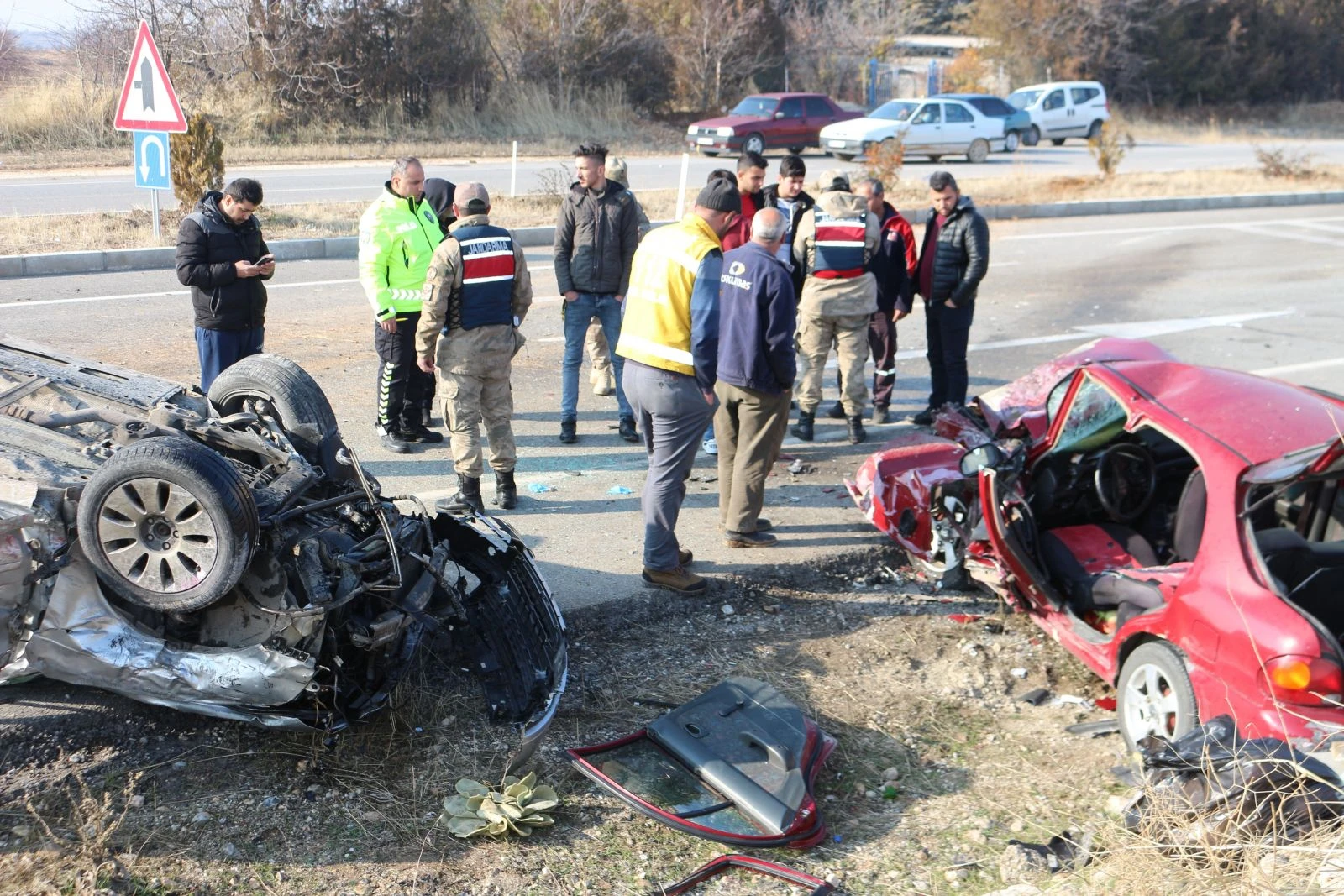 Otomobiller kafa kafaya çarpıştı: 1'i ağır 3 yaralı