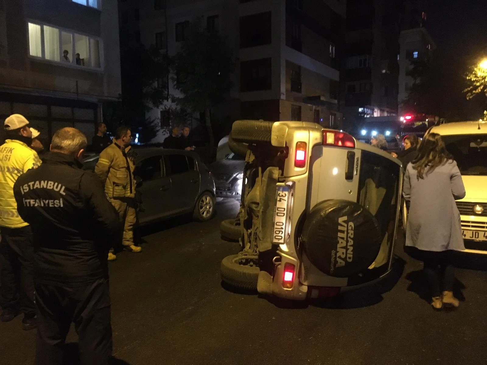 Eşinin park etmesini beğenmedi lüks cipi devirdi