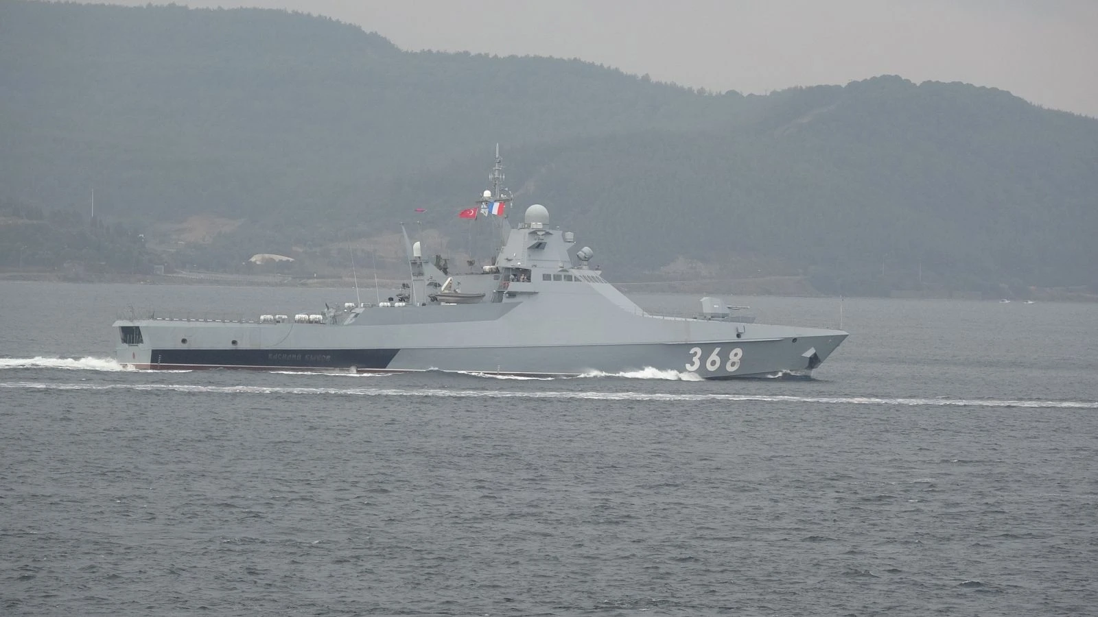 Rus savaş gemisi Çanakkale Boğazı'ndan geçti