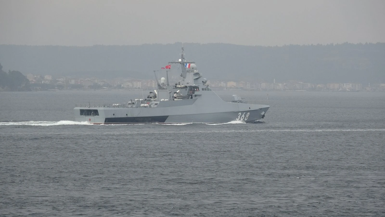 Rus savaş gemisi Çanakkale Boğazı'ndan geçti