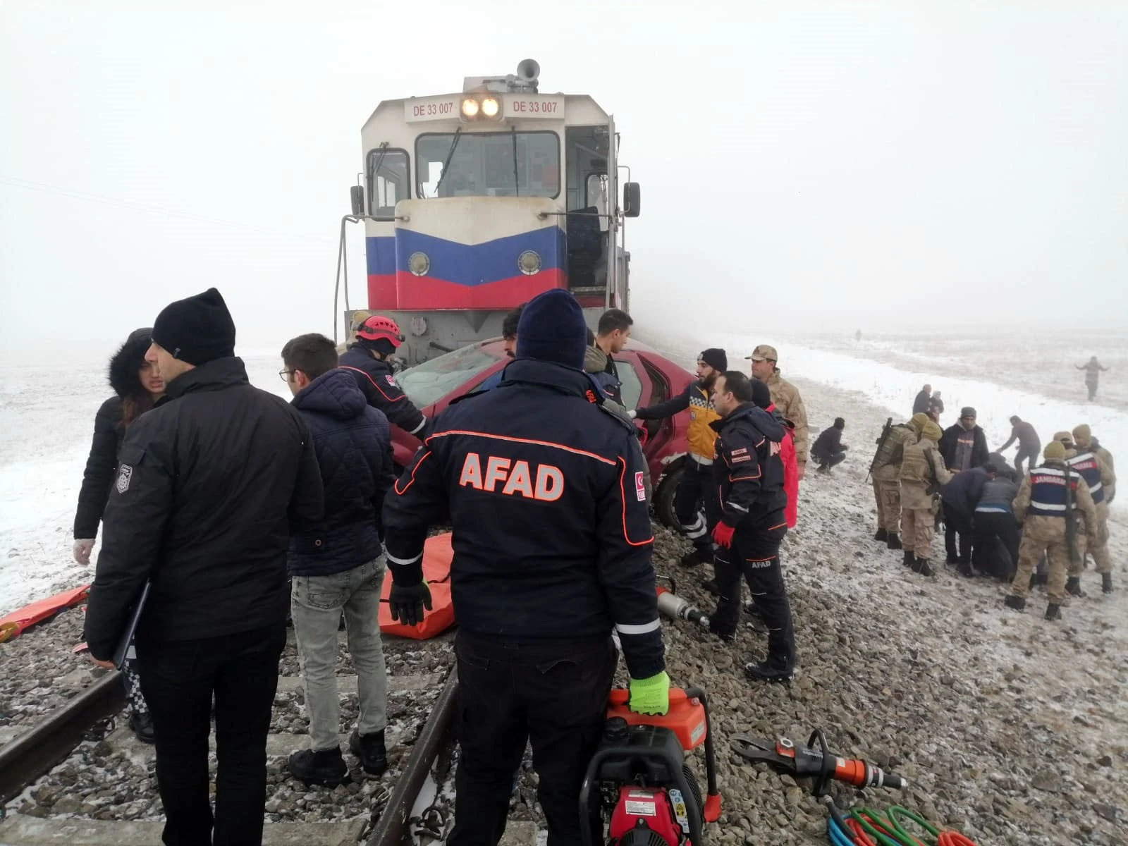 Tren yolunda akılalmaz kaza: 3 ölü