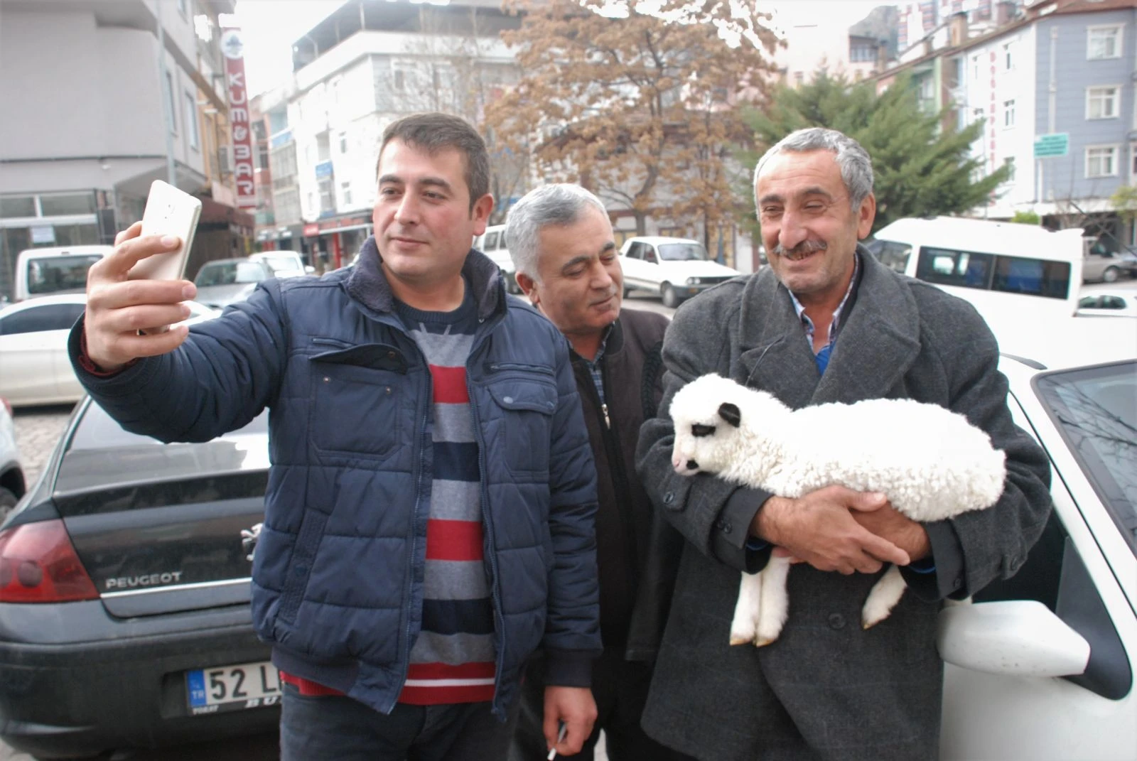 Yavru kuzuya evlerinde bebek gibi bakıyorlar