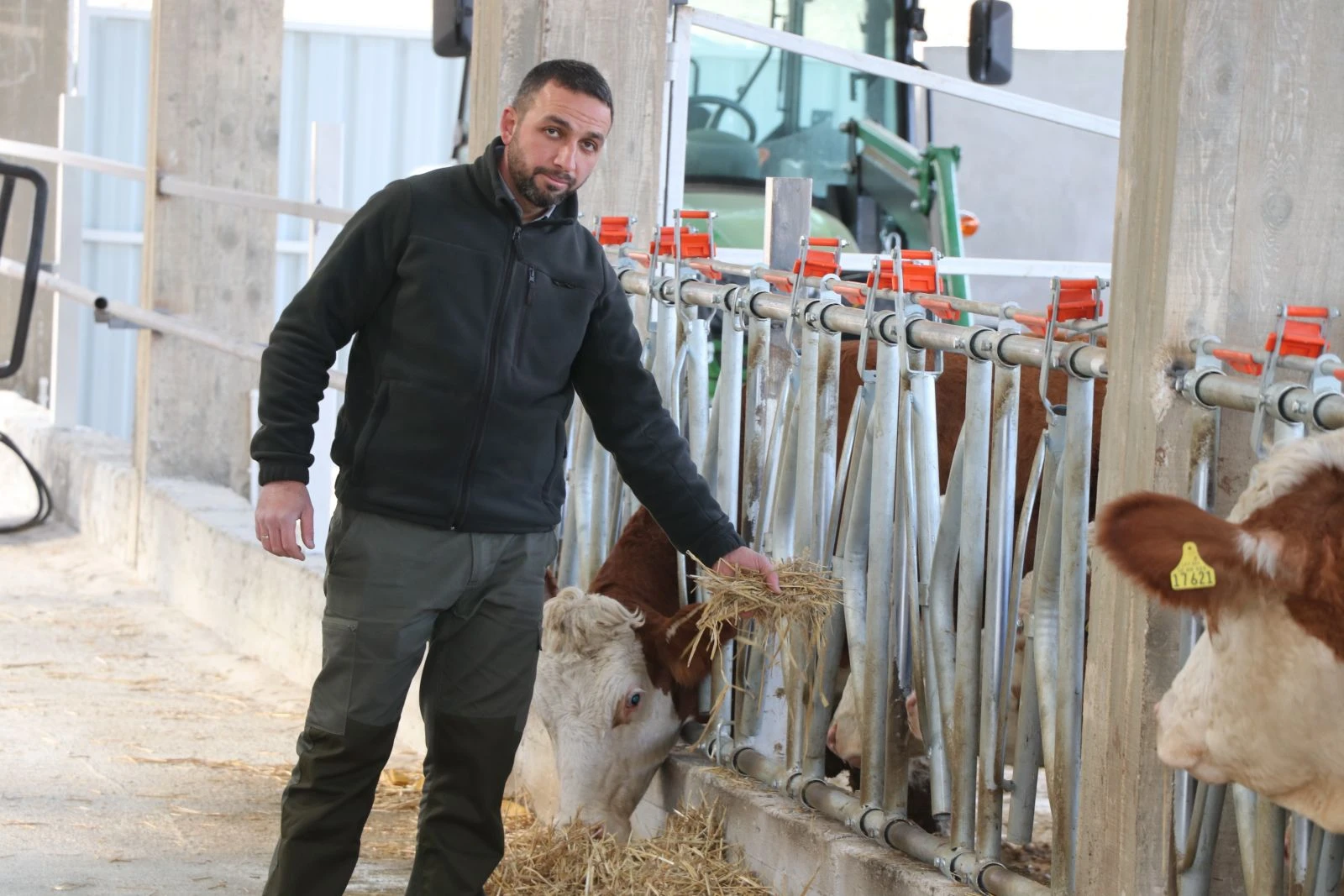 İstanbul'daki işini bırakıp hayvancılık için tesis kurdu, elektrik alamayınca mağdur oldu