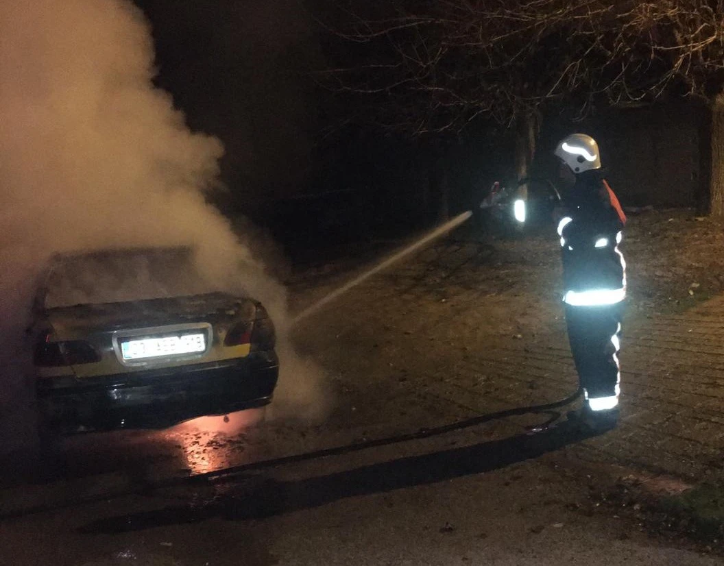 Elazığ'da park halindeki otomobil alevlere teslim oldu: Kullanılamaz hale geldi