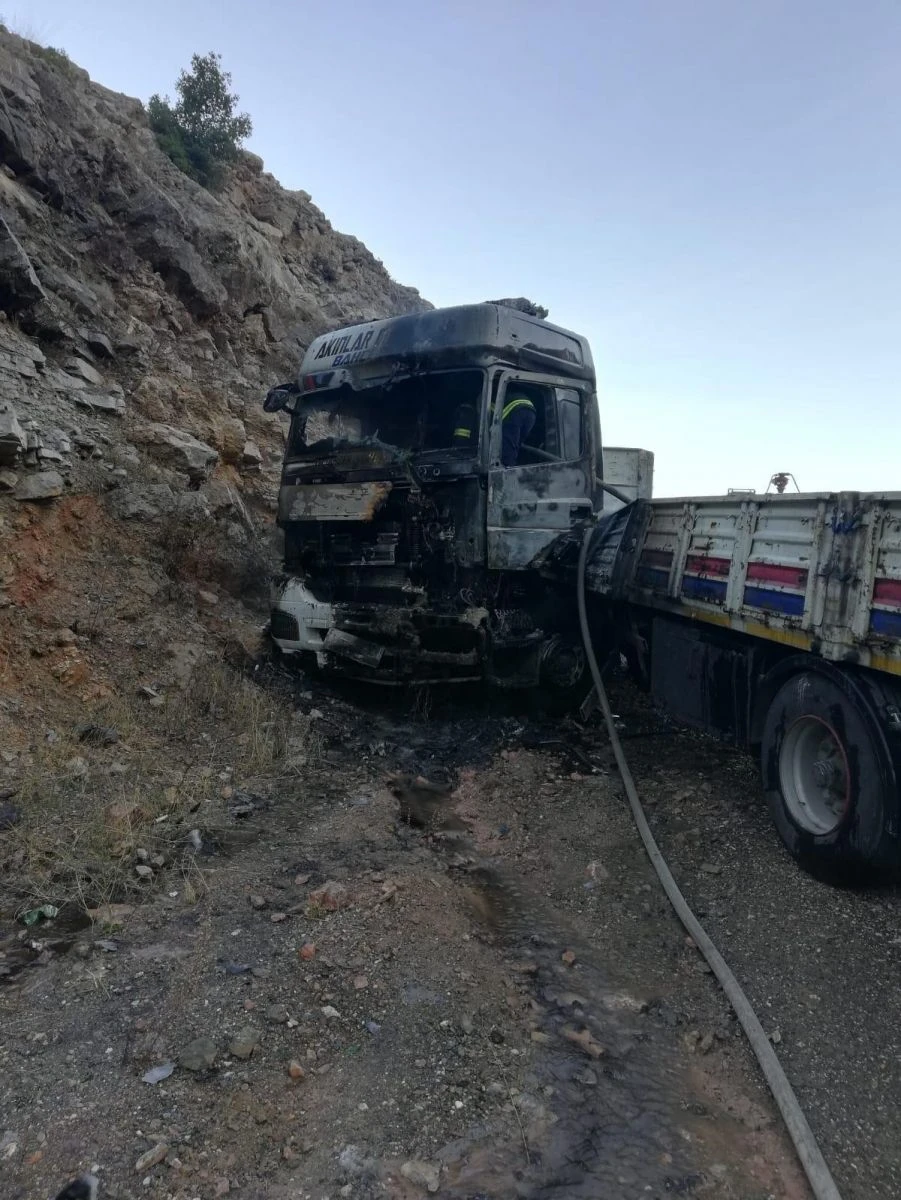 Gaziantep'te alev alan tır sürücüsünü ölümden döndürdü