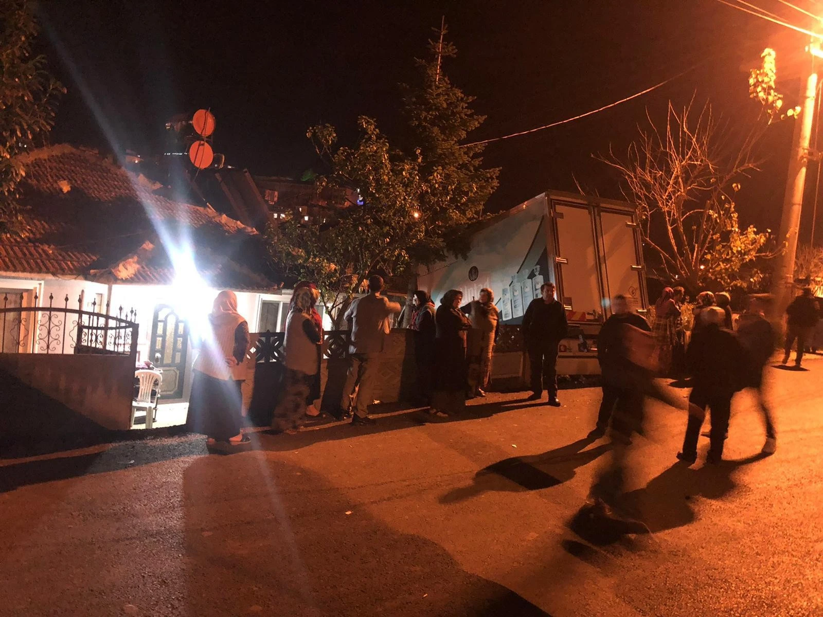 Park halindeki kamyonet eve girdi