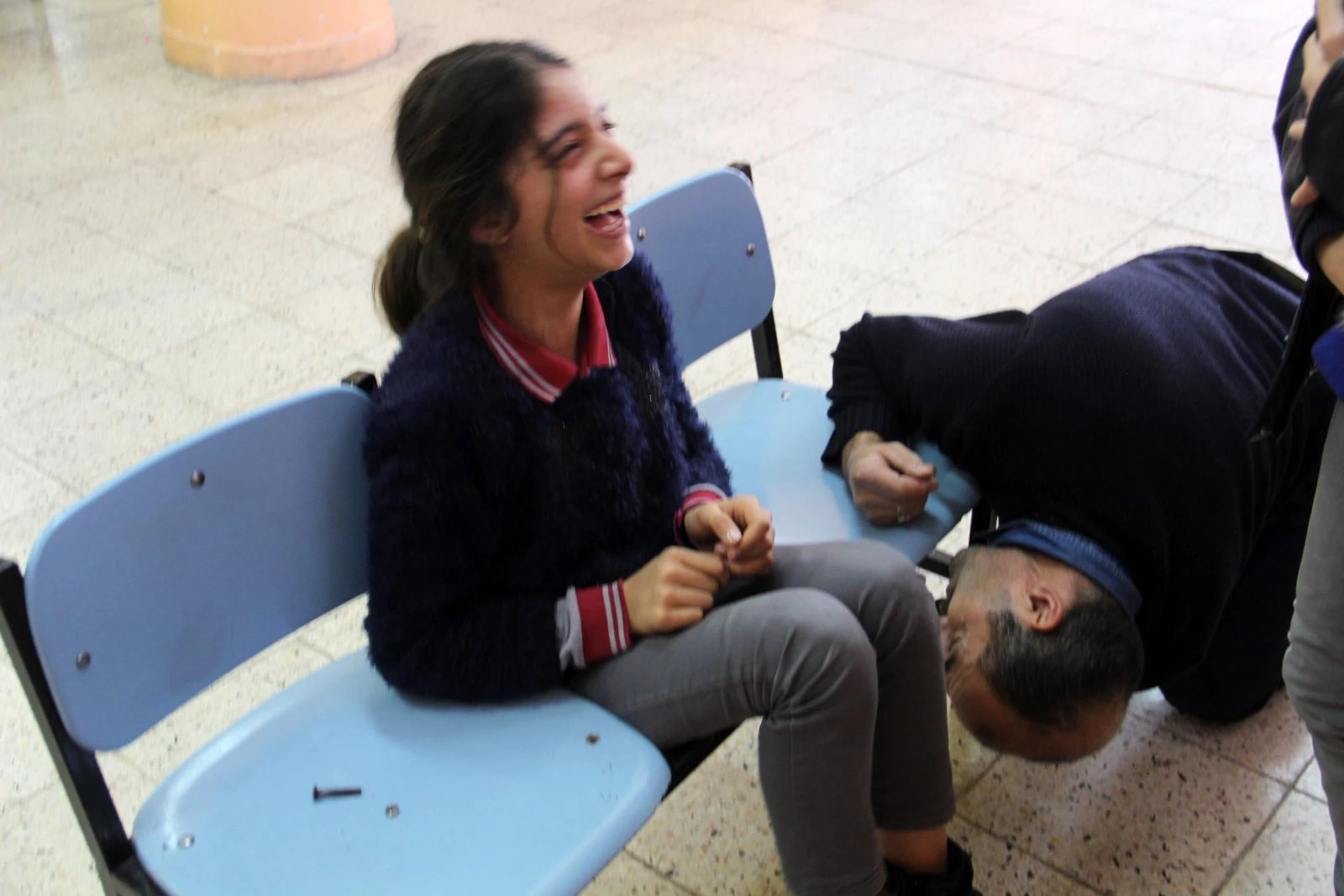 Sıraya sıkışan öğrenci gülme krizine girdi