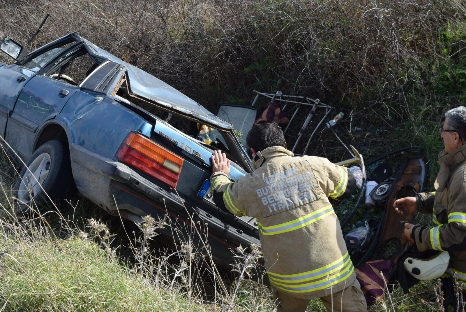 Otomobil şarampole yuvarlandı