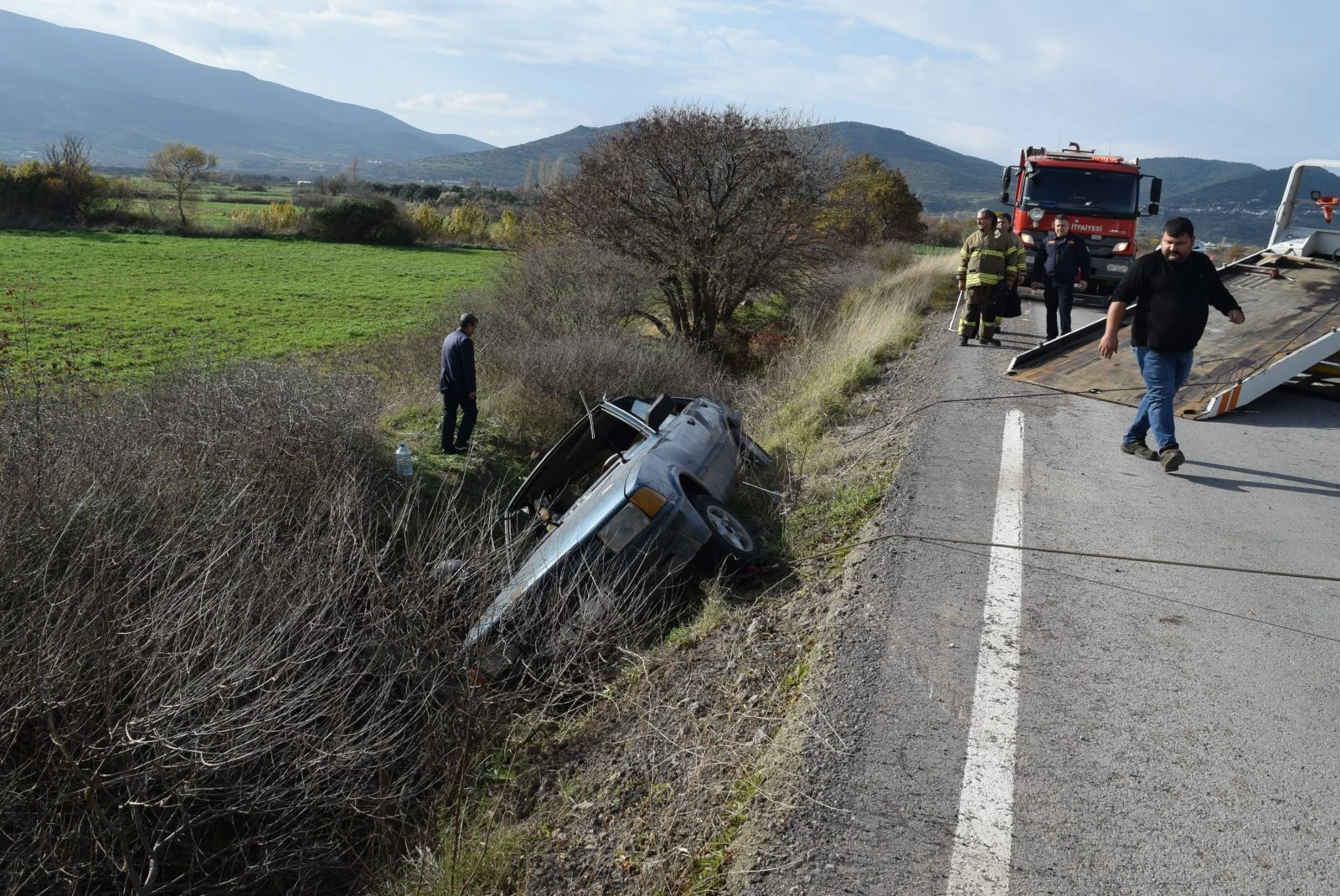 Otomobil şarampole yuvarlandı