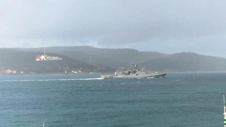 Rus savaş gemisi Admiral Makarov Çanakkale Boğazı'ndan geçiyor